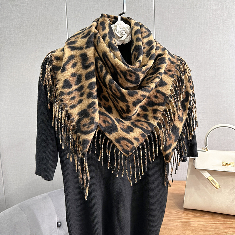 Nicho dulce cool clásico europeo y americano retrógrado impresión de leopardo bufandas de tendencia de otoño y invierno literatura y arte modelado bufandas de rayas de cachemira cuadrada