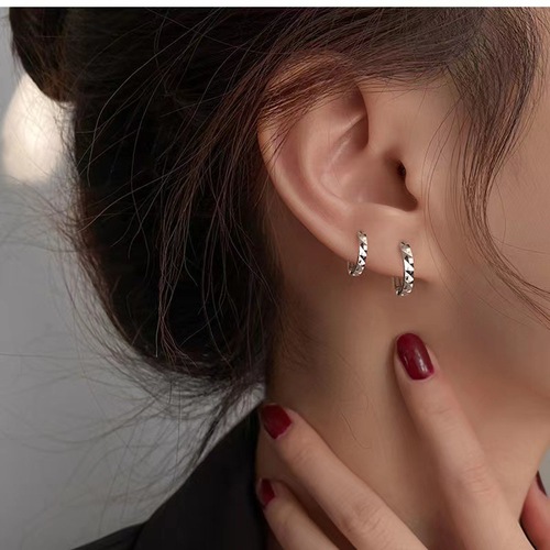 Japanese and Korean geometric cut round carat flower drop earrings, rhombus niche earrings, minimalist design, versatile and simple hoop earring