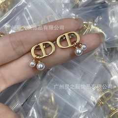 Dijia Djia の実物写真、女性用のラベル付き文字 CD サイズのパールイヤリング、女性用のファッショナブルな豚鼻イヤリング、卸売
