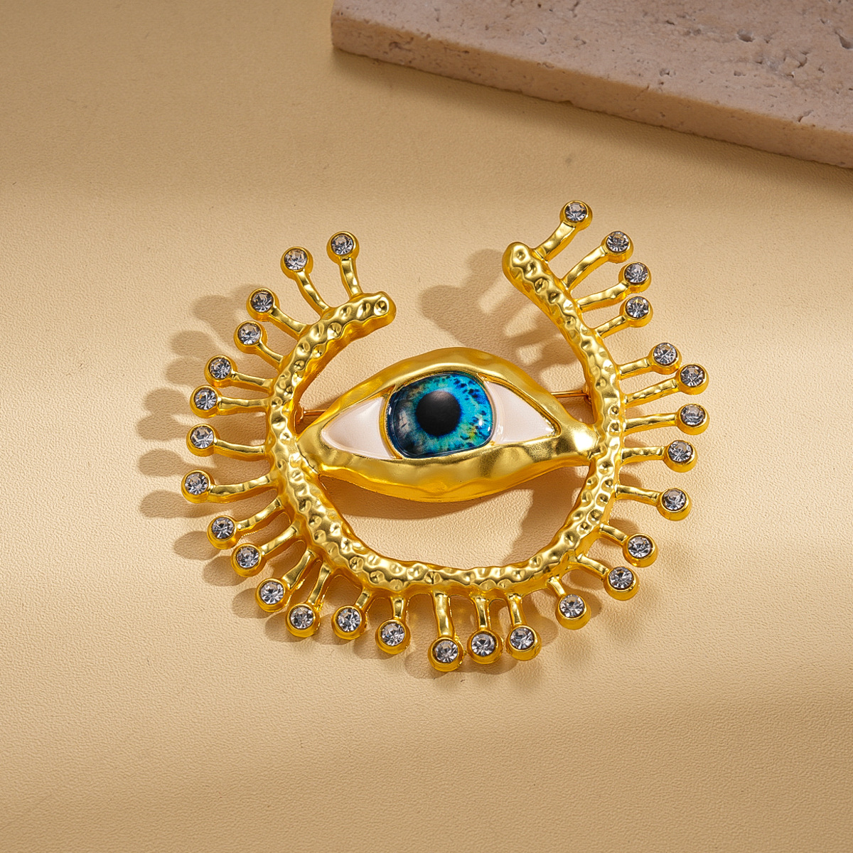 Europa y los Estados Unidos transfronterizos diamantes redondos goteo de resina de aceite broche de ojos diabólicos ojos de aguja de género de alta sensación pecho mujer