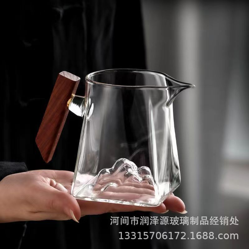 ガラスの公道の杯は黒の四方を透かして山の公の杯を見ます。|undefined