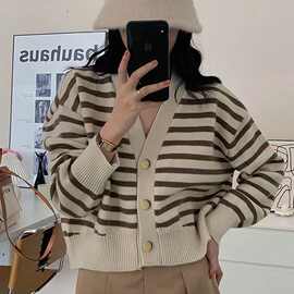 2025秋上新学院风条纹V领针织衫女宽松设计感韩版开衫毛衣外套女