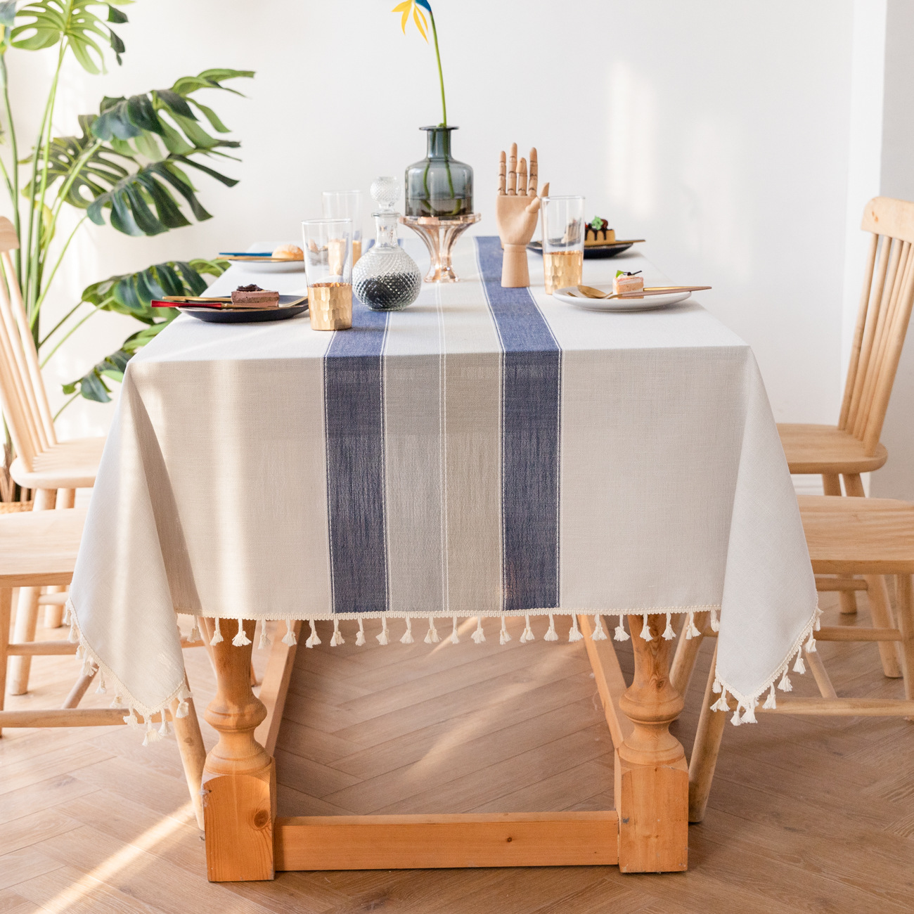 흰색 파란색 술 식탁보를 남겨주세요