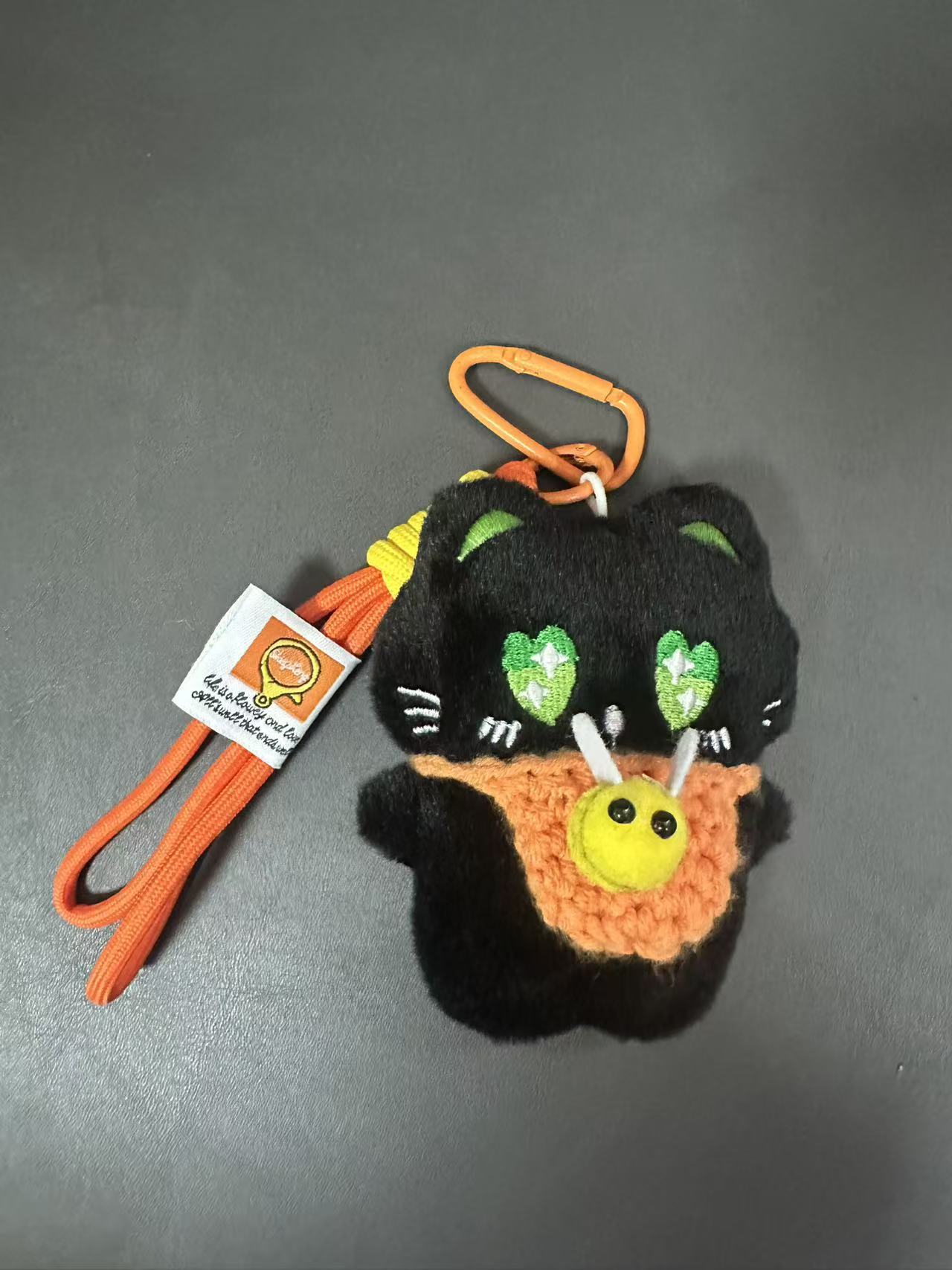 Super lindo gato negro lindo muñeca de peluche tejido bolso de mano pequeña abeja bolso de cuerda de mano colgante llavero colgante