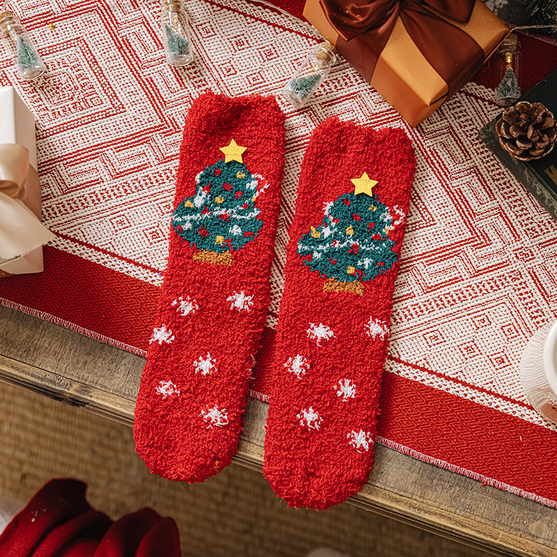 クリスマスの靴下の子供の珊瑚の絨毯の秋冬のカップルの親子はプレゼントをあげます。|undefined