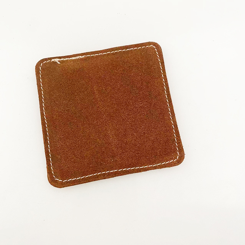 Limpie el cuero suave del club y use el cuero áspero para limpiar el club.