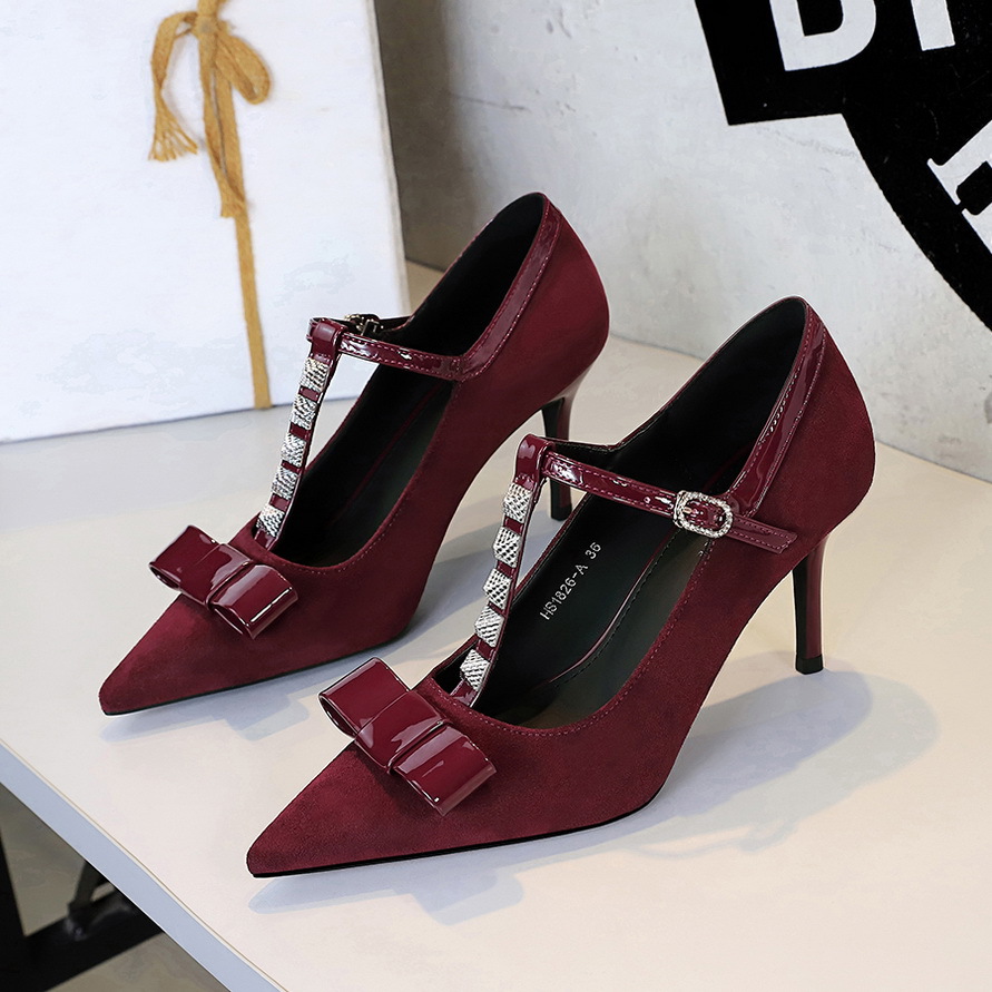 Décolleté stiletto a punta in camoscio con fiocco e borchie_voghion.com