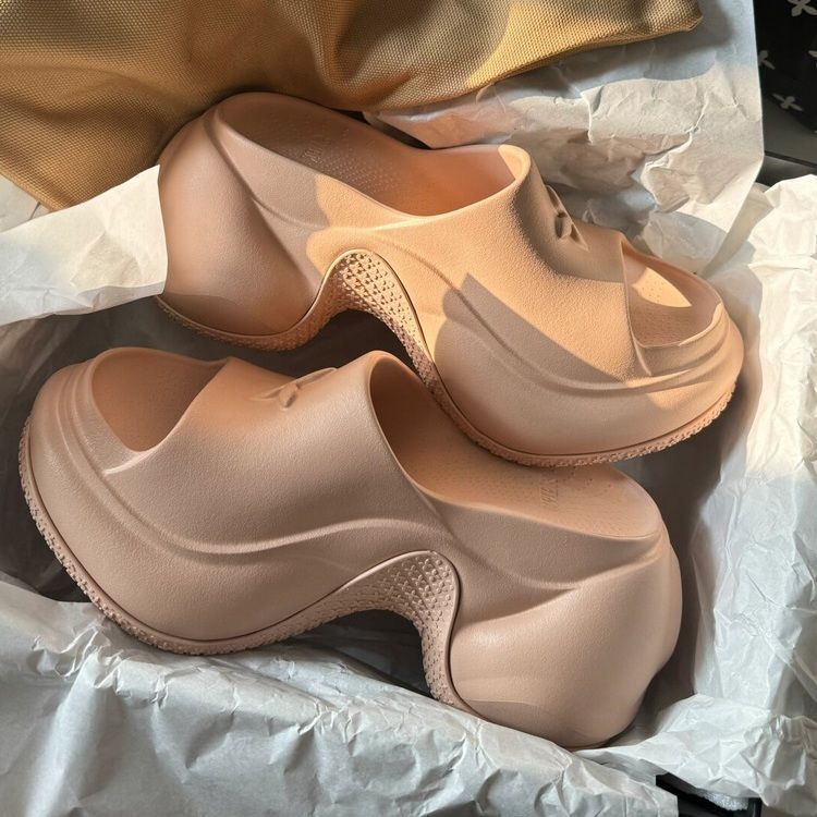 [Factory in stock] cruciferous thick-soled slippers women's summer outdoor wear new deodorant heightening leisure all-match fashion
