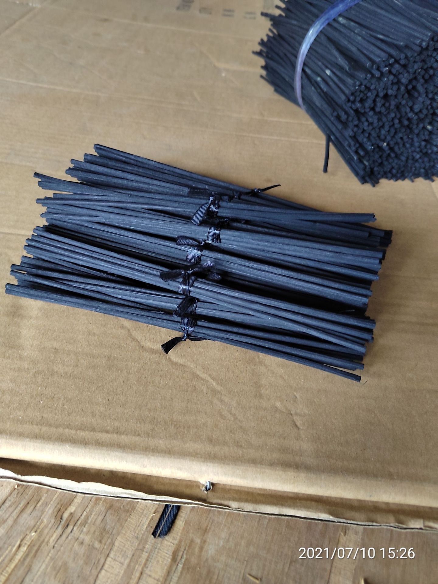 Factory direct supply, various specifications of natural, bleached, and dyed rattan branches, bulk discounts available! Free shipping!