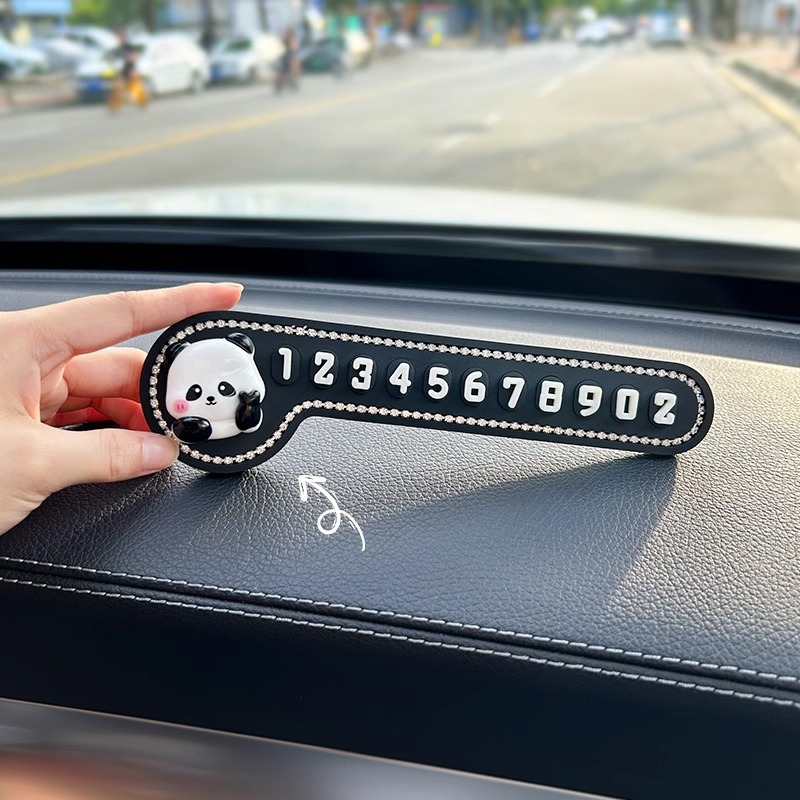 Espacio de estacionamiento temporal del automóvil, número de matrícula móvil, placa de estacionamiento, bricolaje, nueva chica linda creativa, teléfono móvil en el automóvil