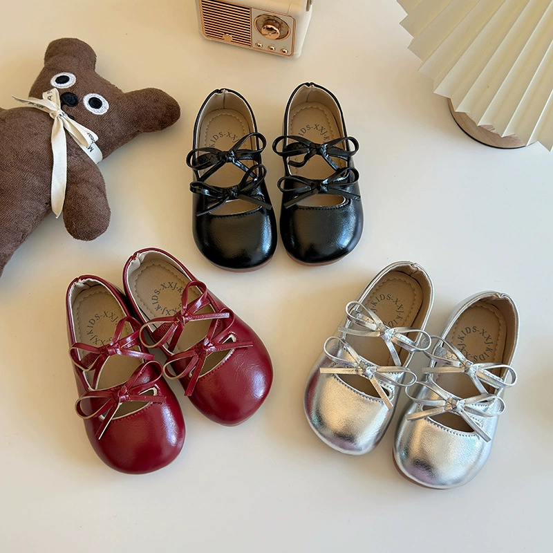 Туфли принцессы для девочек, новинка 2024, летние туфли на мягкой подошве, серебристые туфли для маленьких девочек с неглубоким горлышком, туфли принцессы для маленьких и средних размеров