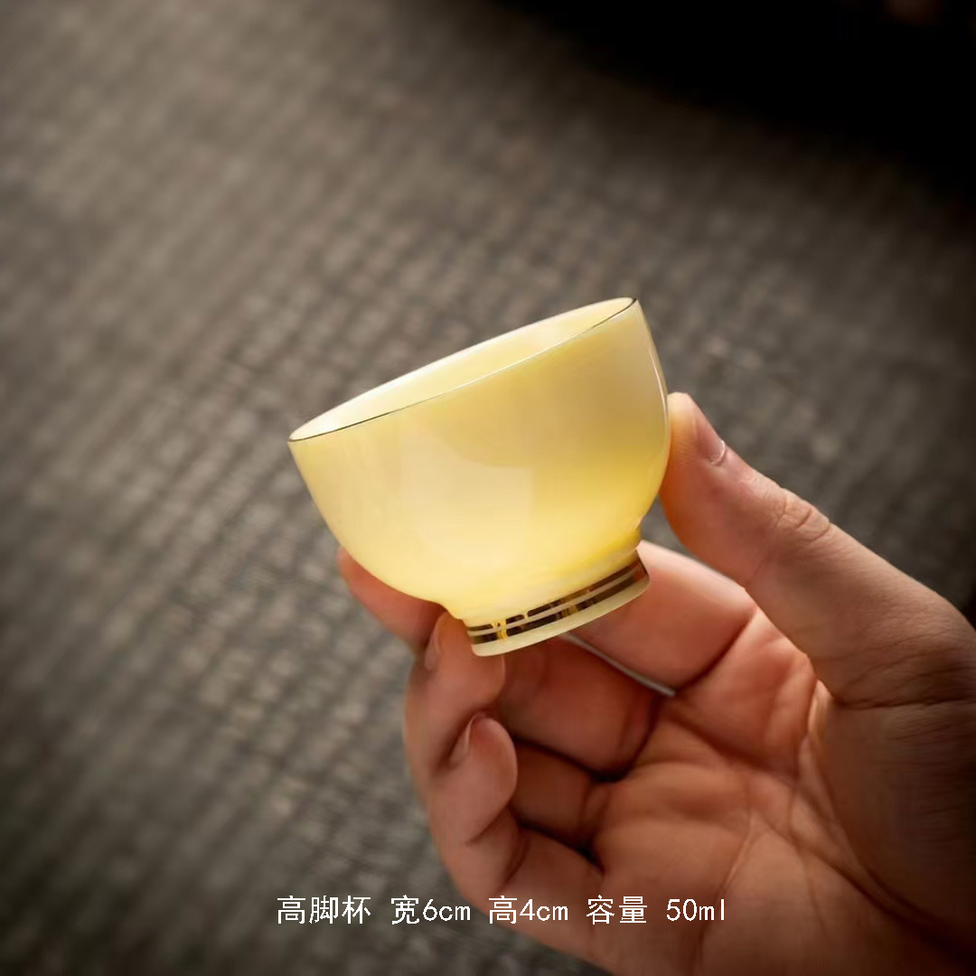 보석 노란색 금 풀잔