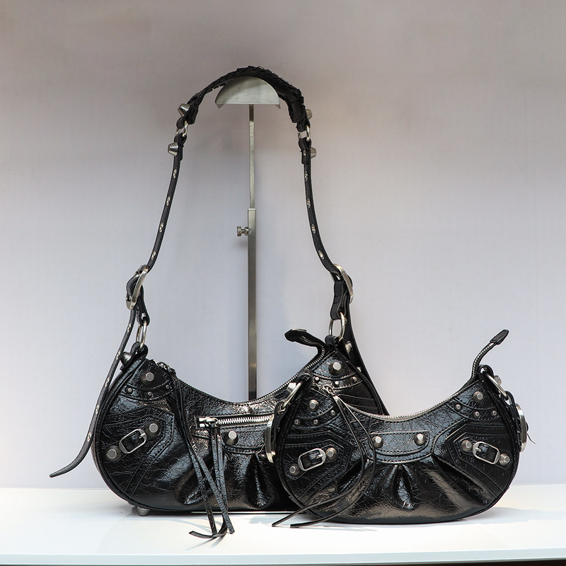 Bolso de locomotora de remache Le Cagole de alta calidad dulce y fresco chica caliente tres en uno bolso de media luna plisado de cuero bolso de axila