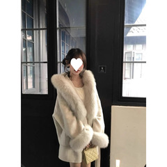 毛の襟のひもは腰を収めてやせています。帽子の毛と一緒にいます。