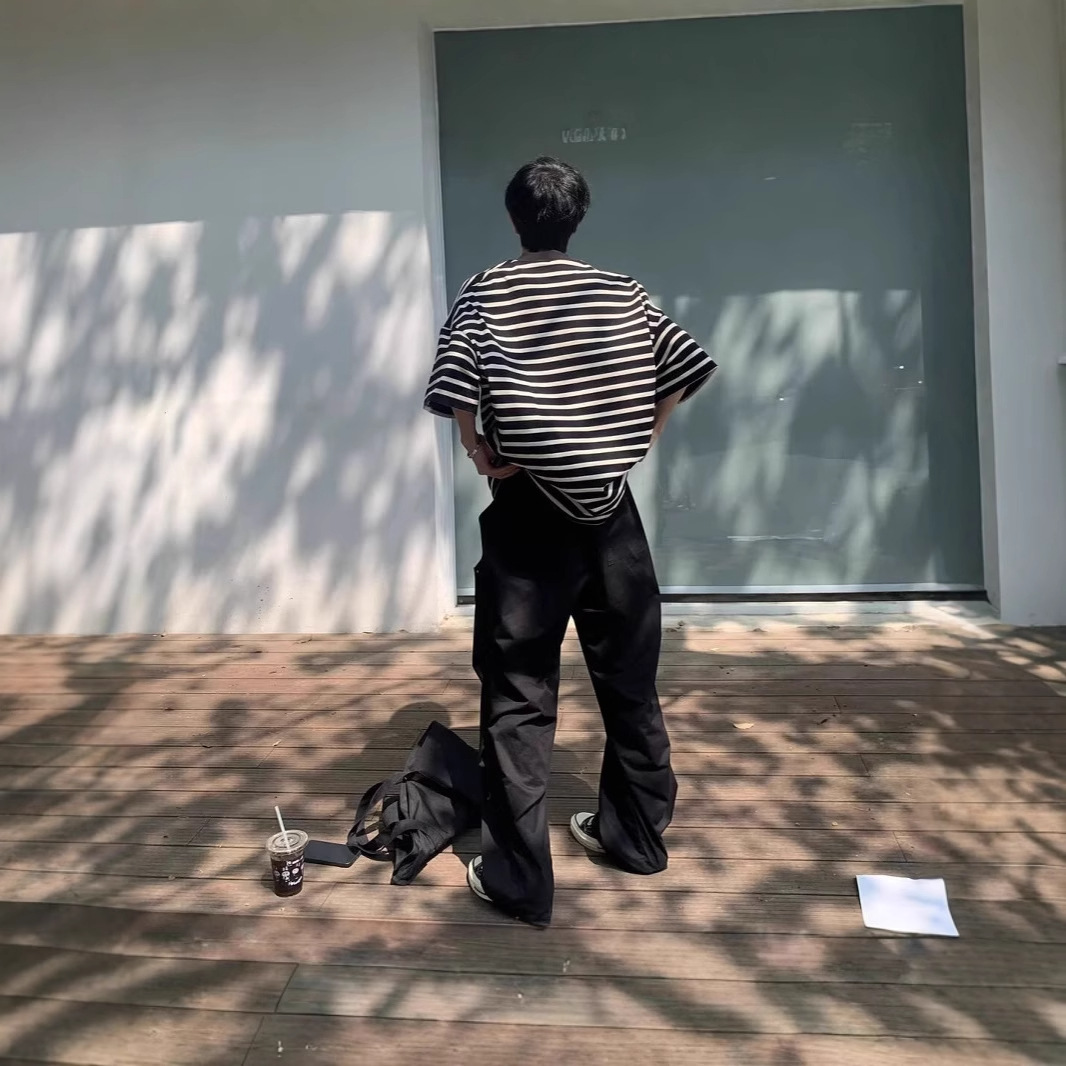 고급스러운 블랙 앤 화이트 스트라이프 반팔 티셔츠 남성 여름 트렌디 브랜드 활용도 높은 루즈핏 반하이넥 작은 네크라인 반팔 티셔츠