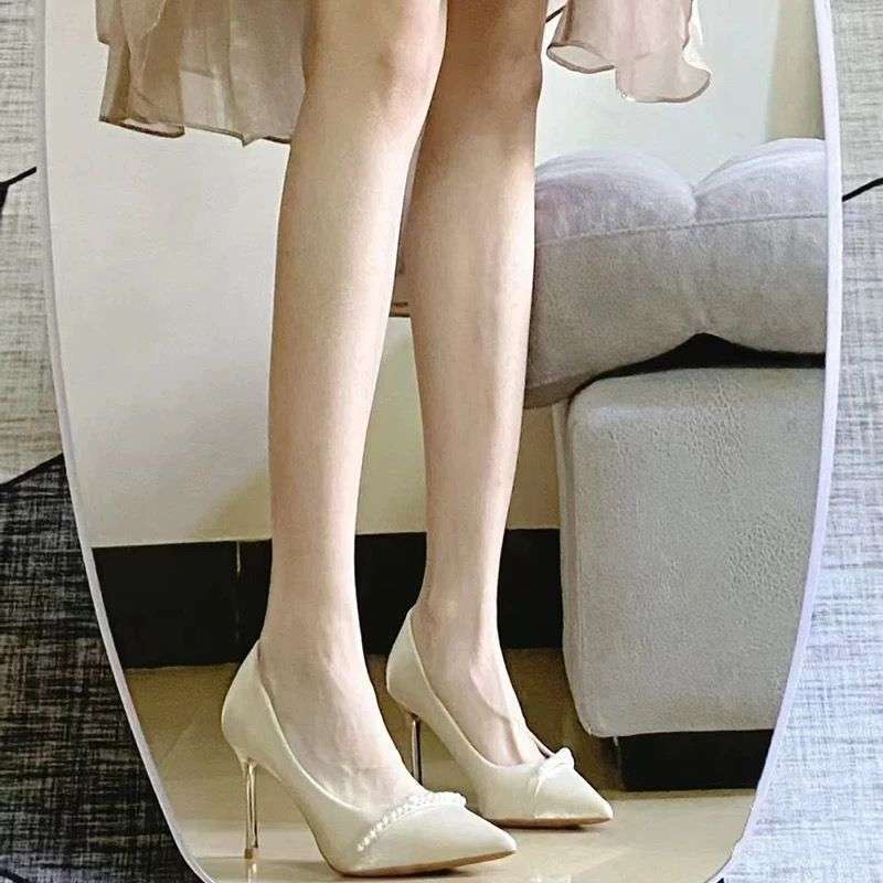 キンセニエラの超美しい白いスティレットヒールのウェディングシューズ、高級サテンパールポインテッドトゥのブライダルシューズ、ブライズメイドドレスのハイヒール|undefined
