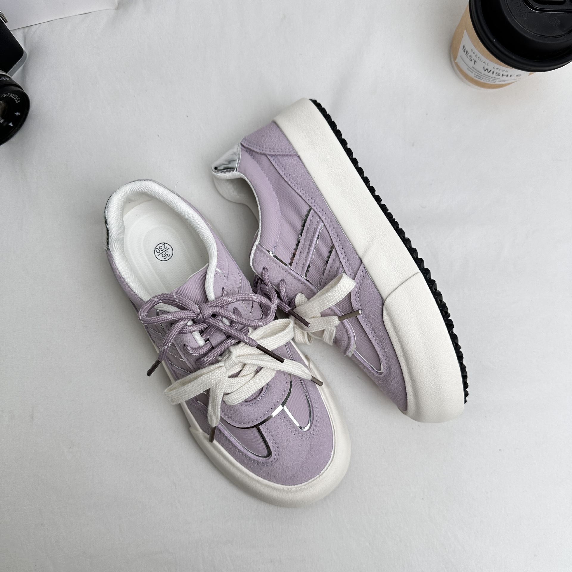 6633 plantillas de látex/zapatos de entrenamiento alemanes explosivos zapatos de mujer primavera nuevo estilo 2025 zapatos de tabla de punta redonda todo fósforo zapatos blancos pequeños