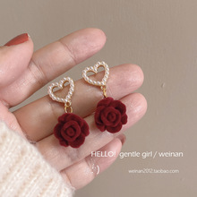 凡尔赛玫瑰2023新潮复古港风珍珠心形高级感耳环925银钉酒红耳夹