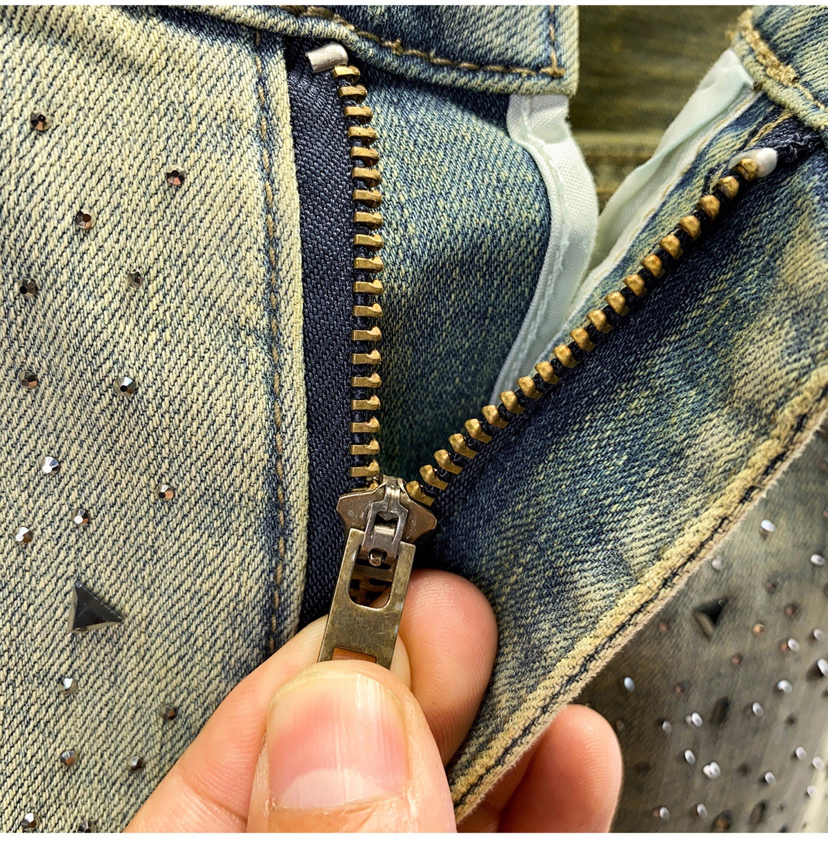 Jeans slim fit uomo in stile retro con strass ed elasticizzate_voghion.com