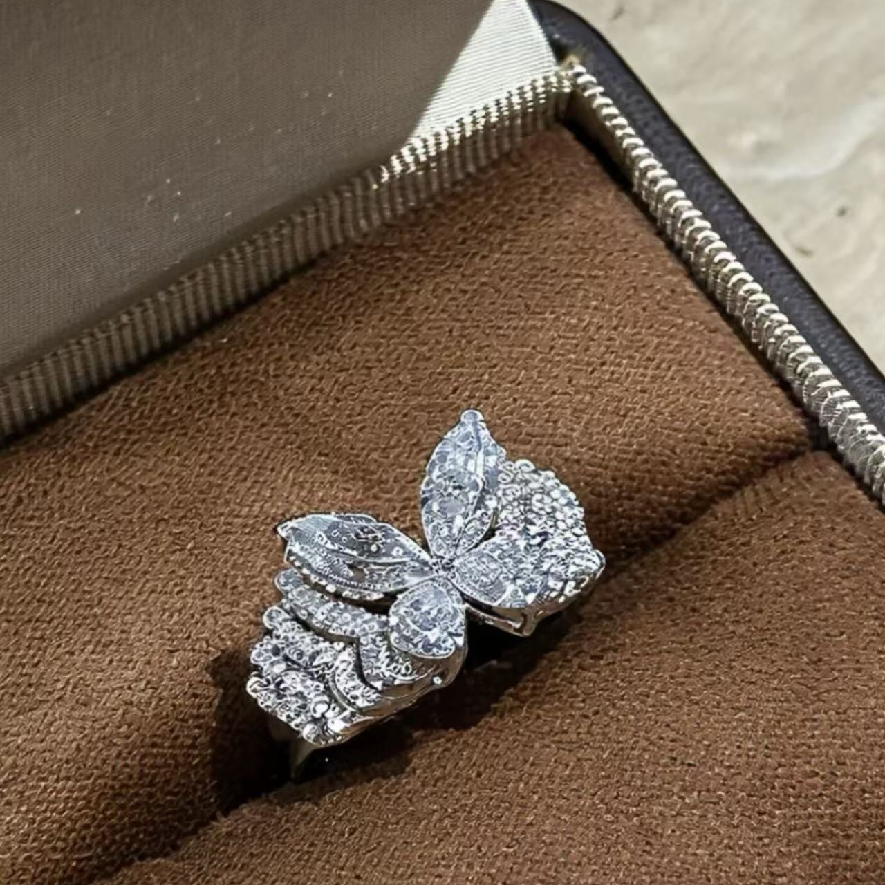 Designer Ring Mit Funkelnder Schleife Und Strassbesatz_voghion.com