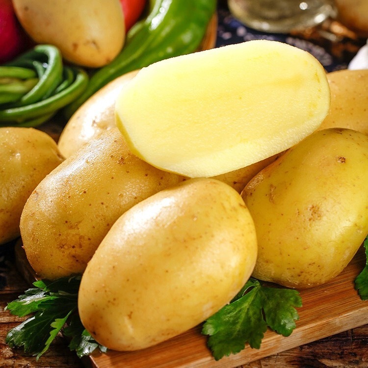 Whole Box of Yellow-Skinned Potatoes 5/ 5kg Soft, Glutinous, Sweet Potatoes, Freshly Dug Farm Vegetables Whole Box of Yellow-Skinned Potatoes 5/ 5kg Soft, Glutinous, Sweet Potatoes, Freshly Dug Farm Vegetables