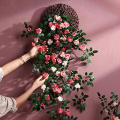 バラの花の壁掛けの装飾をシミュレーションします。