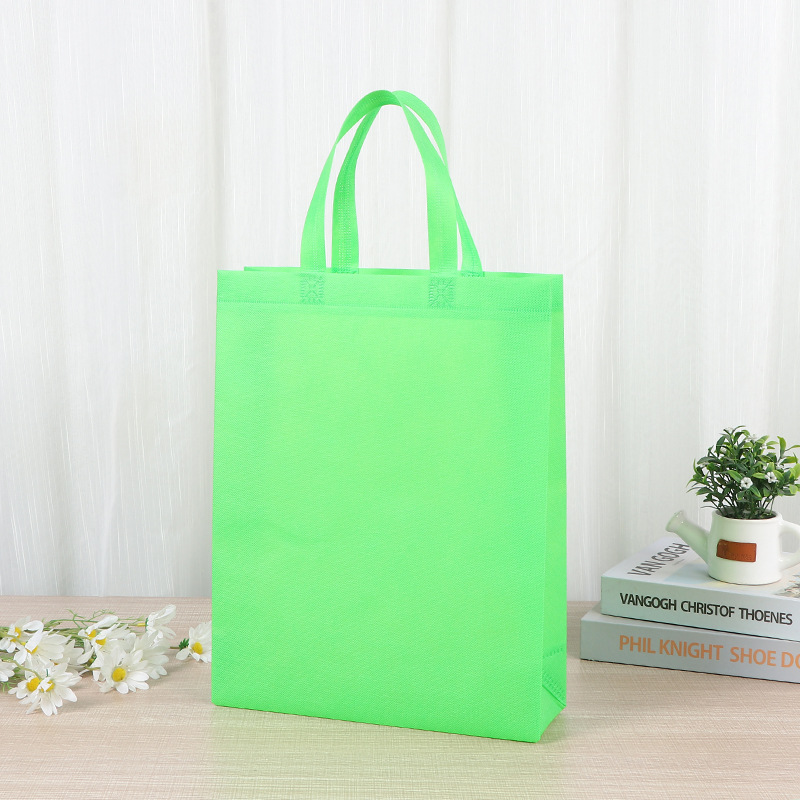 Bolsa de mano no tejida de color vertical en stock para aumentar el embalaje de regalo en blanco imprimible logotipo bolsas no tejidas