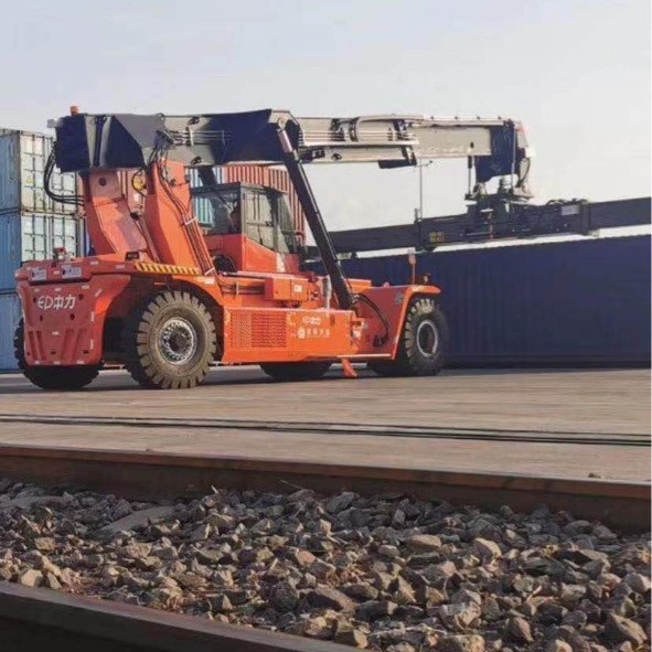 中力集装箱正面吊叉车45吨集装箱叉车吊机越野港口运输港口车