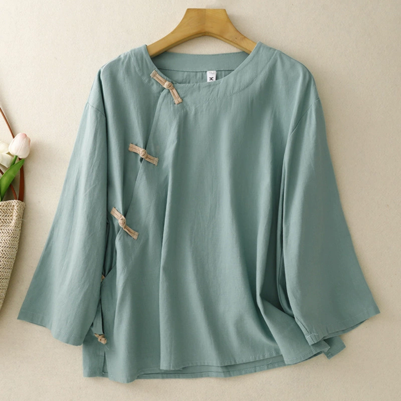 Реальный снимок ретро-литературных топов из хлопка и льна 2025 года с контрастными цветами и пуговицами ручной работы, новых рубашек с рукавами три четверти в китайском стиле дзен.