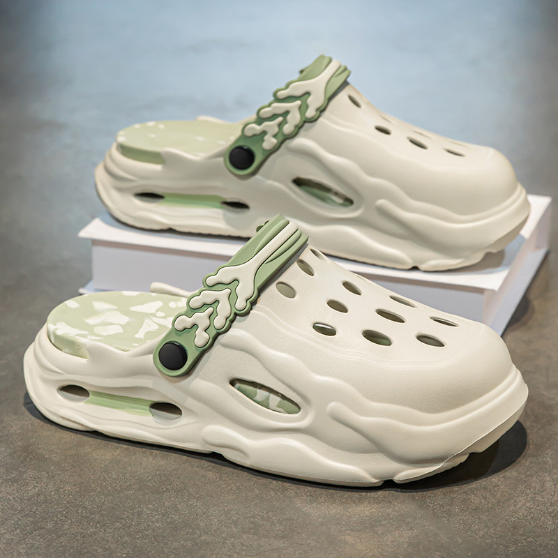 Zapatos con agujeros para hombres y mujeres, suela gruesa antideslizante, zapatillas de dos desgaste Baotou, sandalias calientes de celebridades de Internet Douyin de verano para hombres