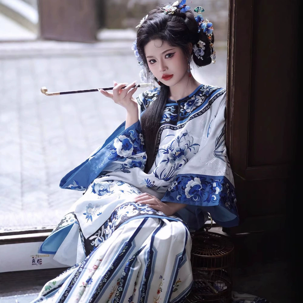Новая одежда в стиле династии Цин с тяжелым топом с сине-белым фарфоровым принтом и плиссированной юбкой в ​​стиле Ханфу.