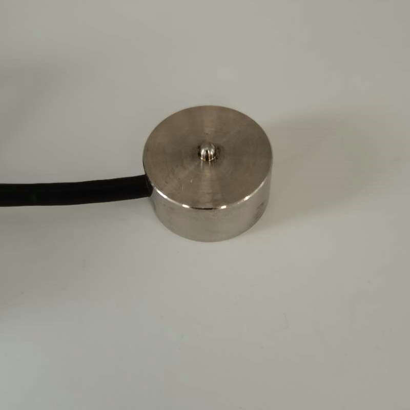 ����΢�͸�Ӧ��������ѹ�����ش�����΢��Ĥ�г��ش�����