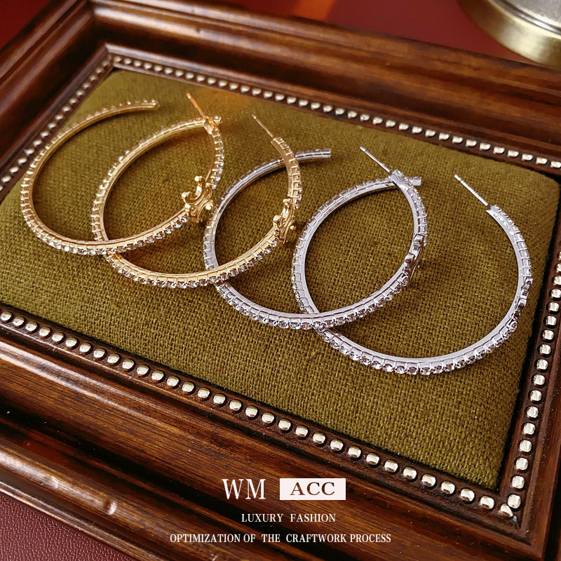 Agujas de plata con diamantes letras C pendientes transfronterizos fríos aretes exagerados para mujeres europeas y estadounidenses de moda ligera y lujosa alta sensación de pendientes image 5