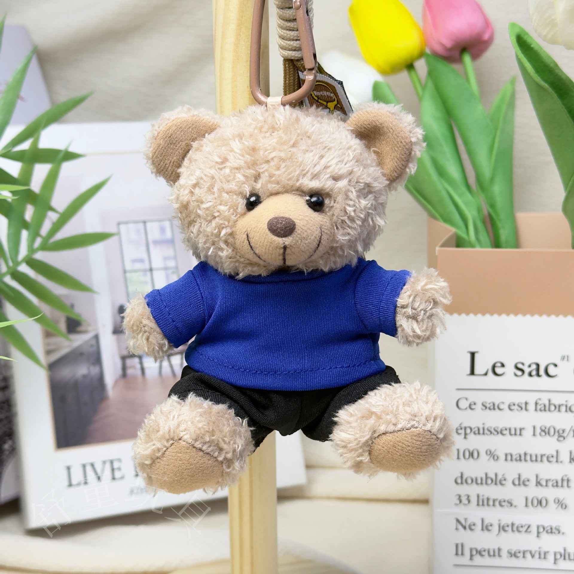 El oso con un traje negro y azul