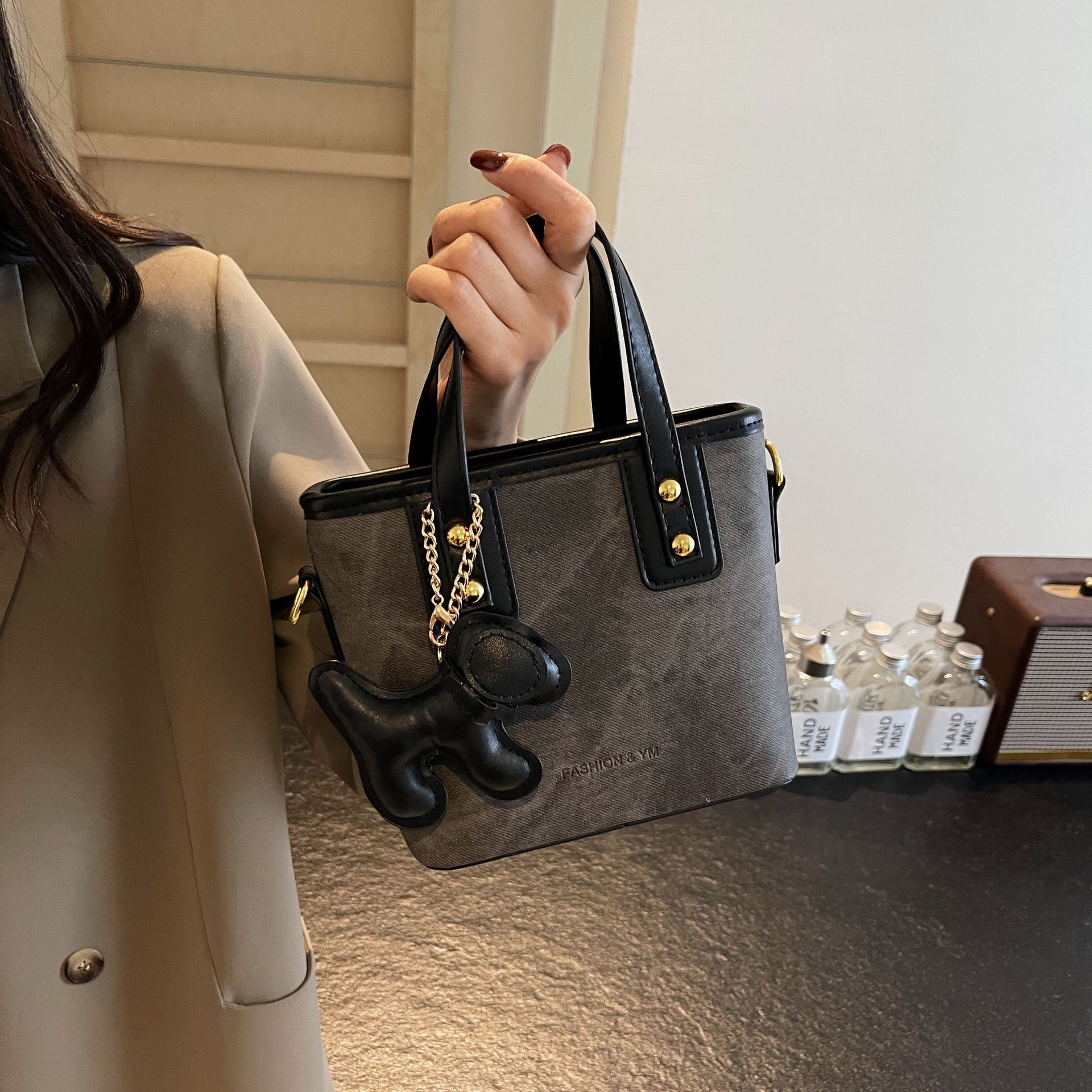 펜던트가 달린 블랙