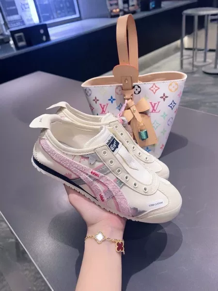 Panda Prank Collaboration Edition: Distressed Casual Shoes, Retro Graffiti Sneakers for Men and Women, Trendy Ins-Style Athletic Shoes