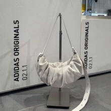 2025年阿迪三叶草新女子小号皱褶弯月包腋下包单肩运动云朵羊角包