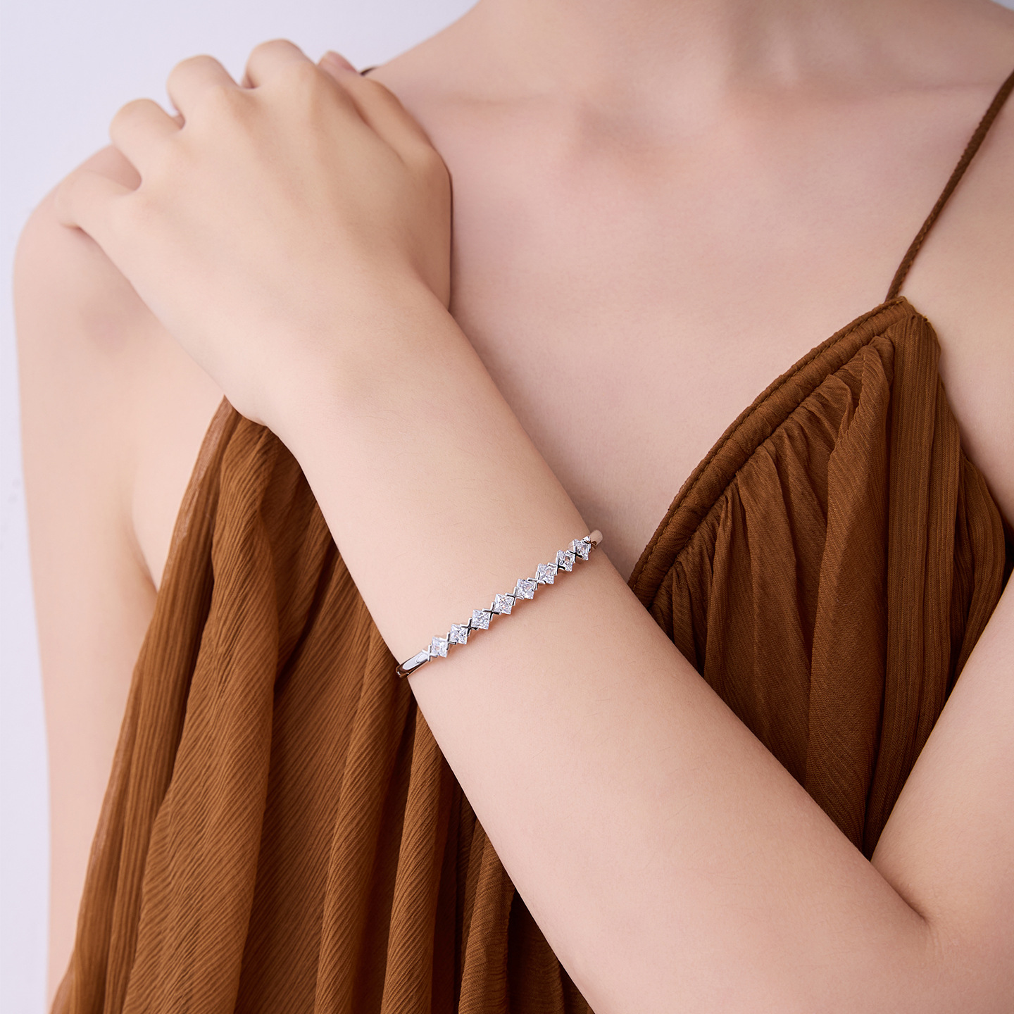 Xuping simple de moda mosaico de brazalete cuadrada de aleación de cobre chapado blanco lujoso temperamento ligero joyas de mujer al por mayor