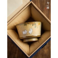 中国式のレトロな陶磁器の杯の主人の杯の単独の窯を描いて手を描きます。