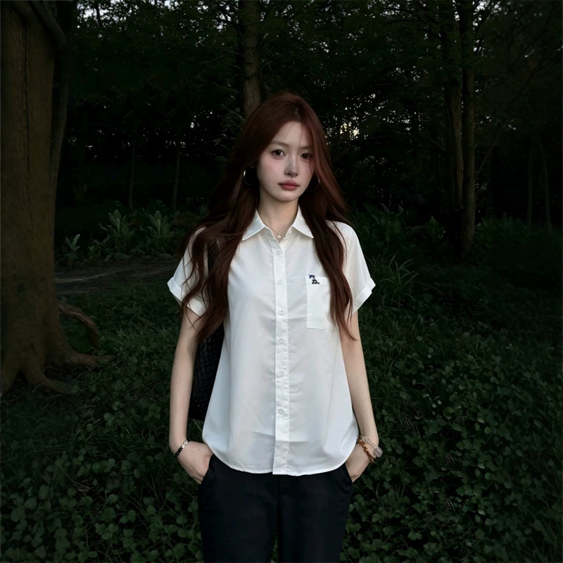 Korean-style simple pocket-embroidered white shirt for women, with cuffs, short sleeves, loose fit, drapey, versatile for summer and commuting