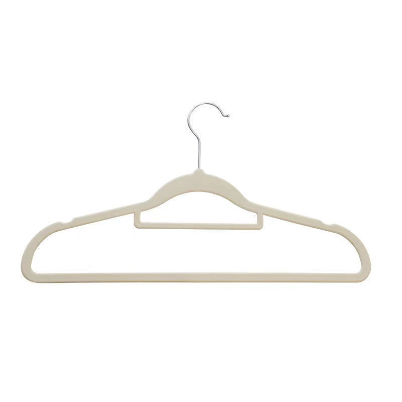 植毛ハンガー整理師は家庭用クローゼットを支えて、服を掛けています。|undefined