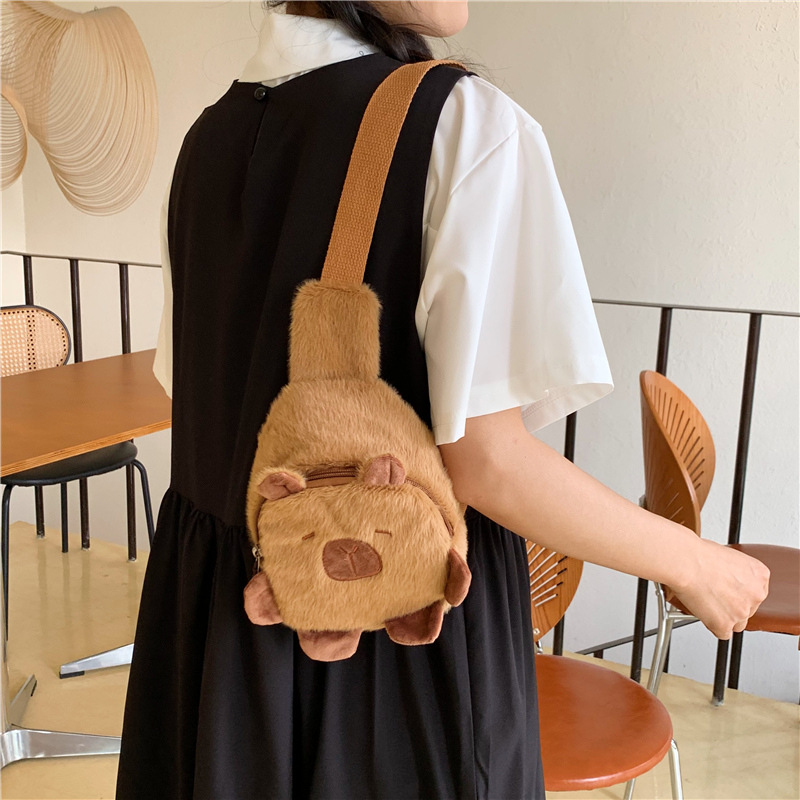 Hermosa bolsa de pecho de damas del Dolphin 2025, nuevo bolso de pelo de cinturón de dibujos animados en red, bolsa de peluche de peluche de Capibala.
