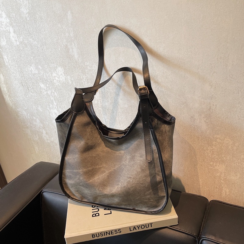 Bolsa de transporte de alta capacidad de alta cara, invierno 2024 nuevo bolso de transporte de brazo, bolso de transporte popular de este año para mujeres