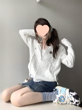 韩系软糯白色麻花毛衣外套女春季小个子显瘦别致连帽短款开衫上衣