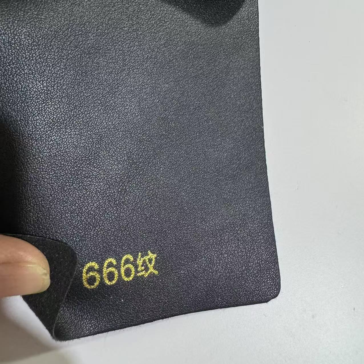 黑色经典纹路人造革 仿真皮质效果佳 装饰箱包优选面料复古哑光