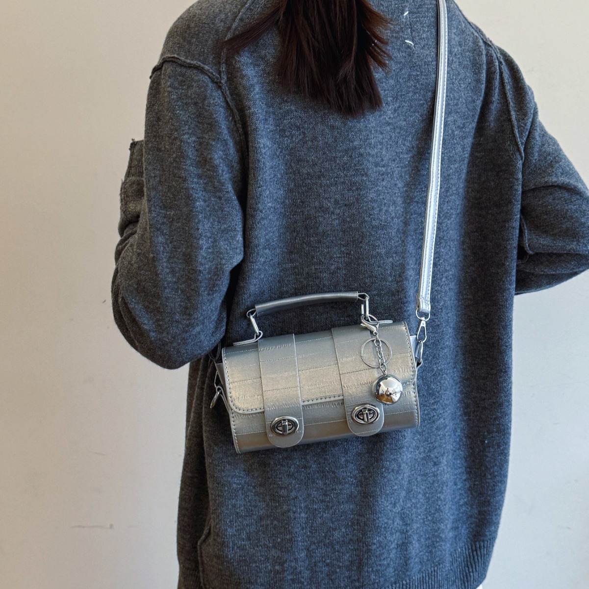 Bolsa de mujer 2024 nuevo verano alto sentido plata portátil nicho de mujer explosión con falda bolso de mochila