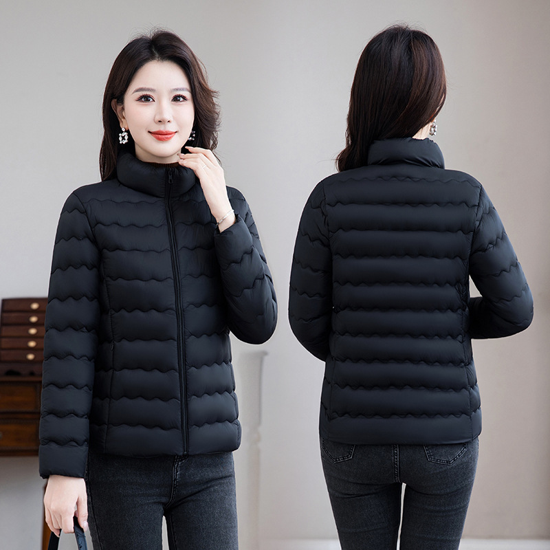25 temperamento ligero y delgado ropa de damas gruesa 2025 invierno corto de mediana edad nuevo estilo casual abrigo de cuello ligero para mantener el calor