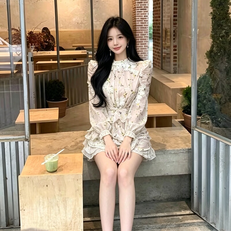 Floral long-sleeved dress for women, with a cinched waist, layered ruffle skirt, sexy and alluring, slimming, perfect for dates, and a figure-hugging floral dress
