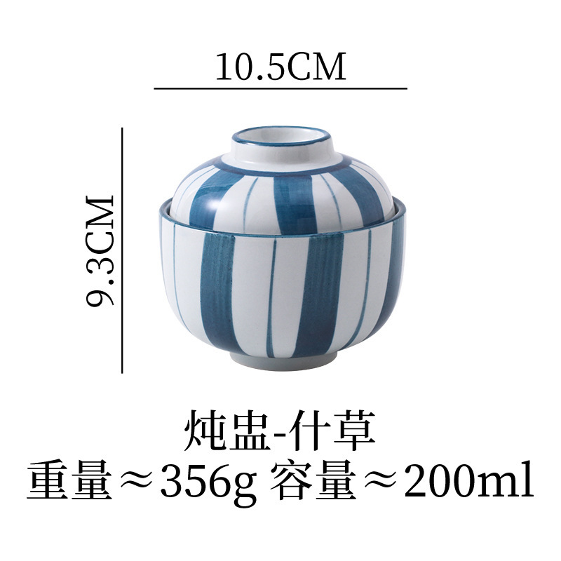日本式の陶磁器の小さいシチューの杯のツバメの巣は水をあけて碗のスープをかぶせます。|undefined