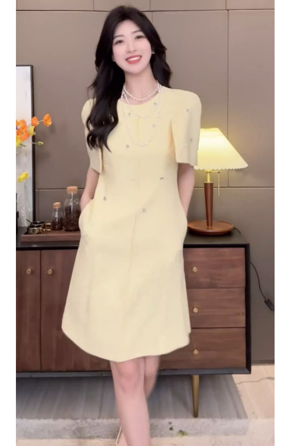 Đầm cổ tròn đính kim cương phong cách Pháp sang trọng — váy màu vàng, váy trắng chi tiết 3